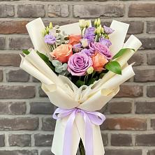 Букет цветов из:  Лизиантусы и Розы в Молоково